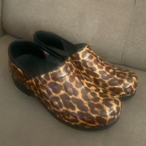 Leopard clogs